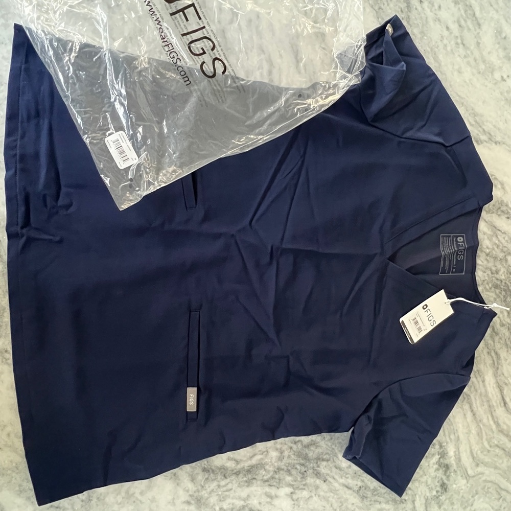 FIGS Casma Three-Pocket Top